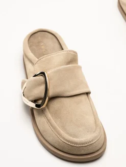Inuikii - Mule Soft - Beige mule med guldigt spänne