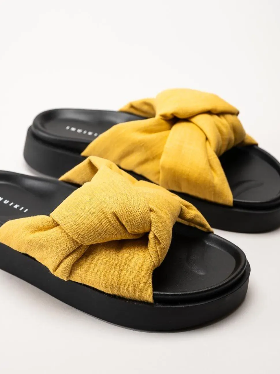 Inuikii - Oversized Linen Knot - Gula slip in sandaler