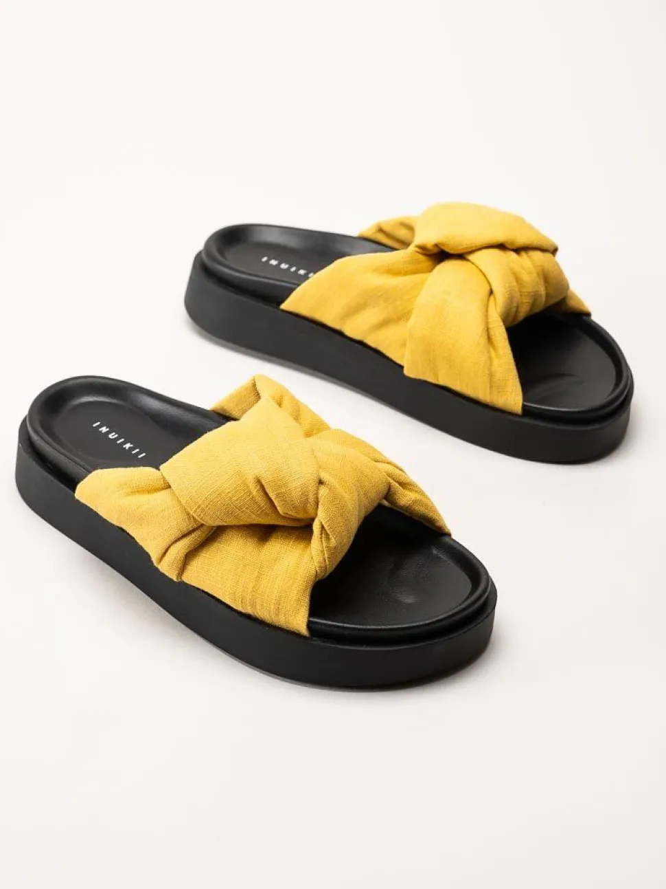 Inuikii - Oversized Linen Knot - Gula slip in sandaler