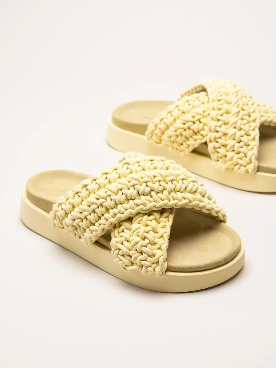 Inuikii - Woven - Gula grovt virkade sandaler