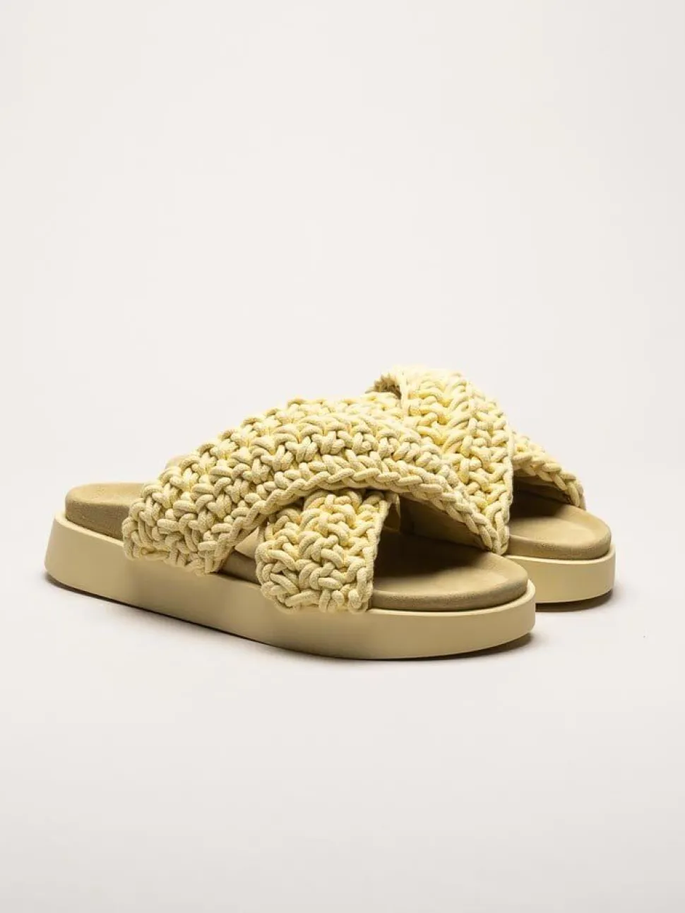 Inuikii - Woven - Gula grovt virkade sandaler