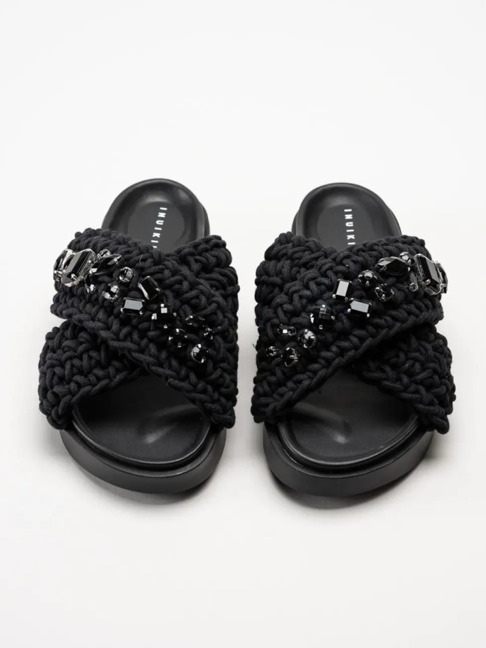 Inuikii - Woven Stones - Svarta slip in sandaler i virkad textil