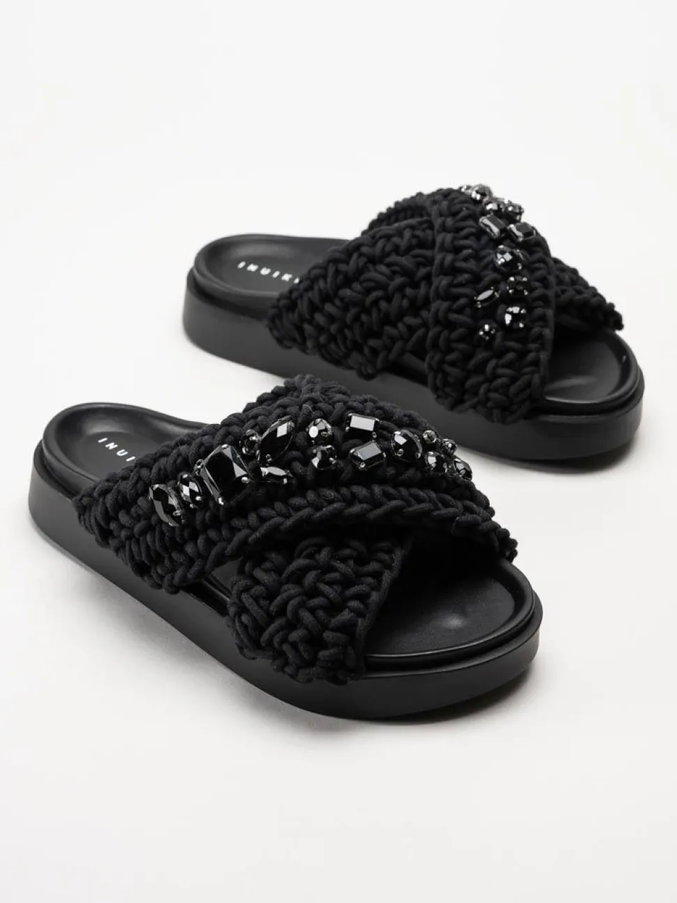 Inuikii - Woven Stones - Svarta slip in sandaler i virkad textil