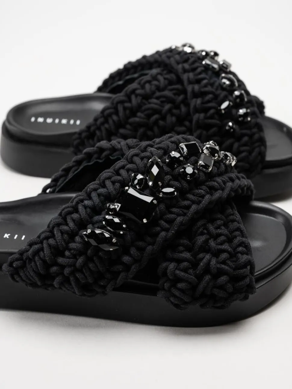 Inuikii - Woven Stones - Svarta slip in sandaler i virkad textil