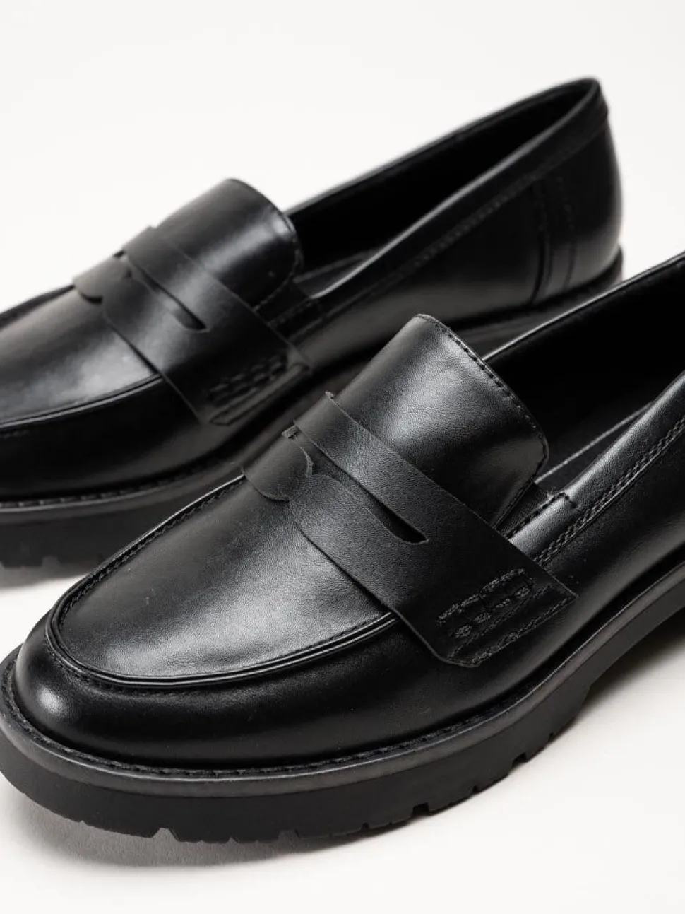 Jana - Svarta loafers i skinnimitation