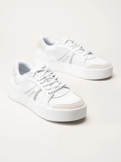 Lacoste - L002 EVO - Vita sneakers i skinn och mocka