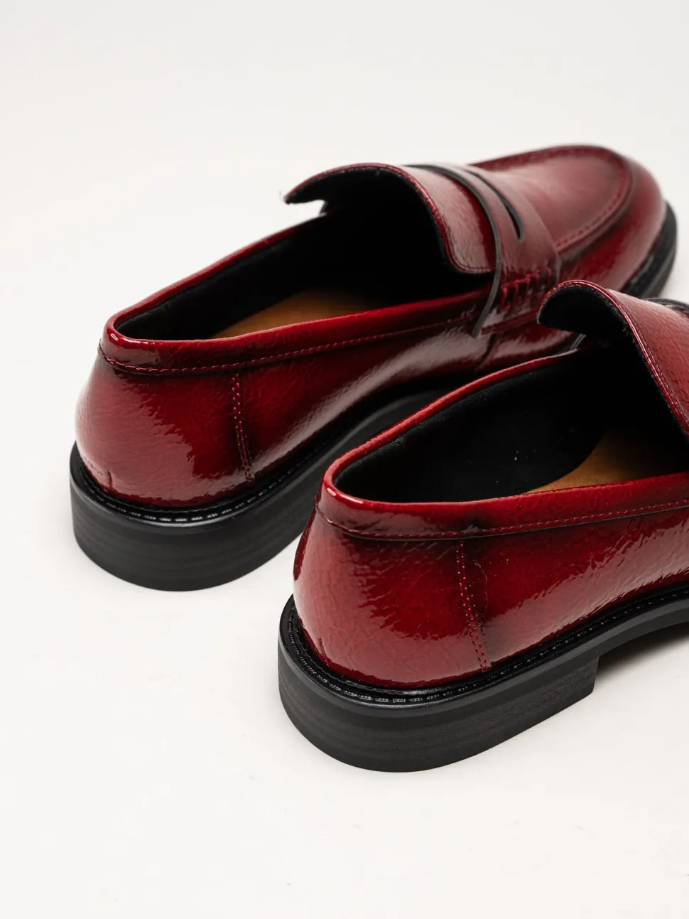 Marco Tozzi - Mörkröda loafers i syntetlack