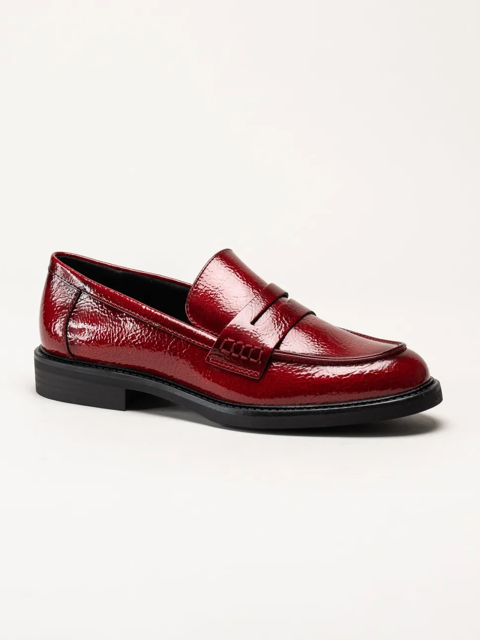 Marco Tozzi - Mörkröda loafers i syntetlack