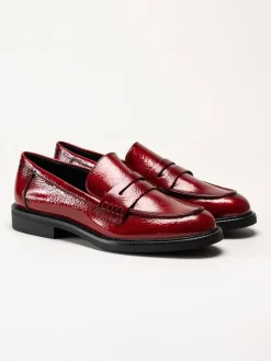 Marco Tozzi - Mörkröda loafers i syntetlack