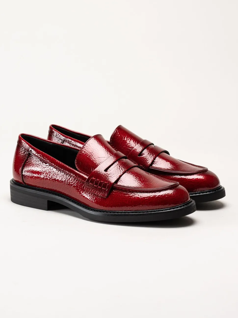 Marco Tozzi - Mörkröda loafers i syntetlack