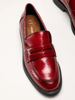 Marco Tozzi - Mörkröda loafers i syntetlack