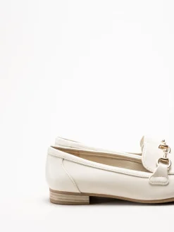 Marco Tozzi - Offwhite loafers i skinnimitation