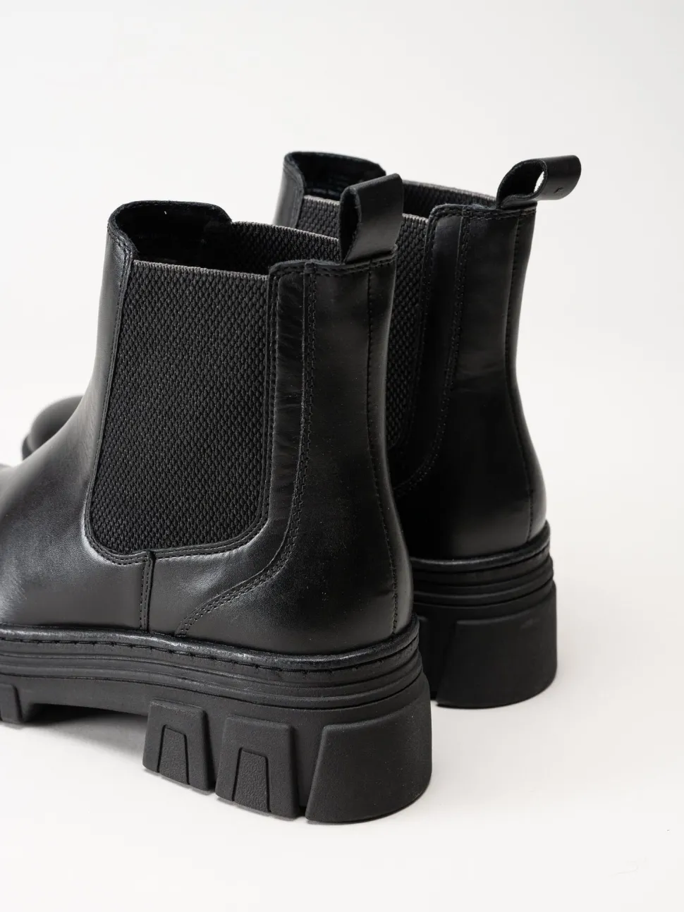 Marco Tozzi - Svarta chelsea boots i skinn