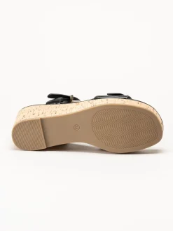 Marco Tozzi - Svarta kilsandaletter i skinnimitation