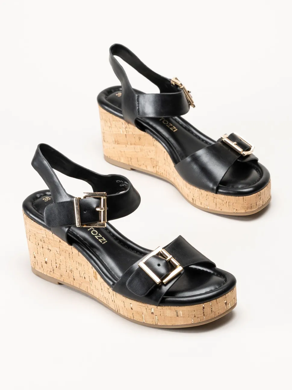 Marco Tozzi - Svarta kilsandaletter i skinnimitation