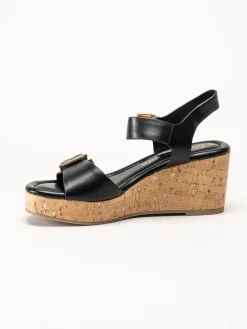 Marco Tozzi - Svarta kilsandaletter i skinnimitation