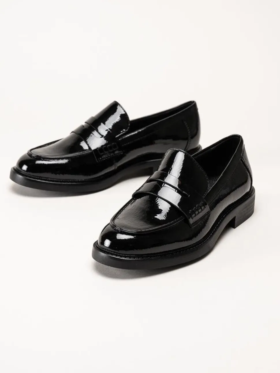 Marco Tozzi - Svarta loafers i syntetlack