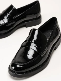 Marco Tozzi - Svarta loafers i syntetlack