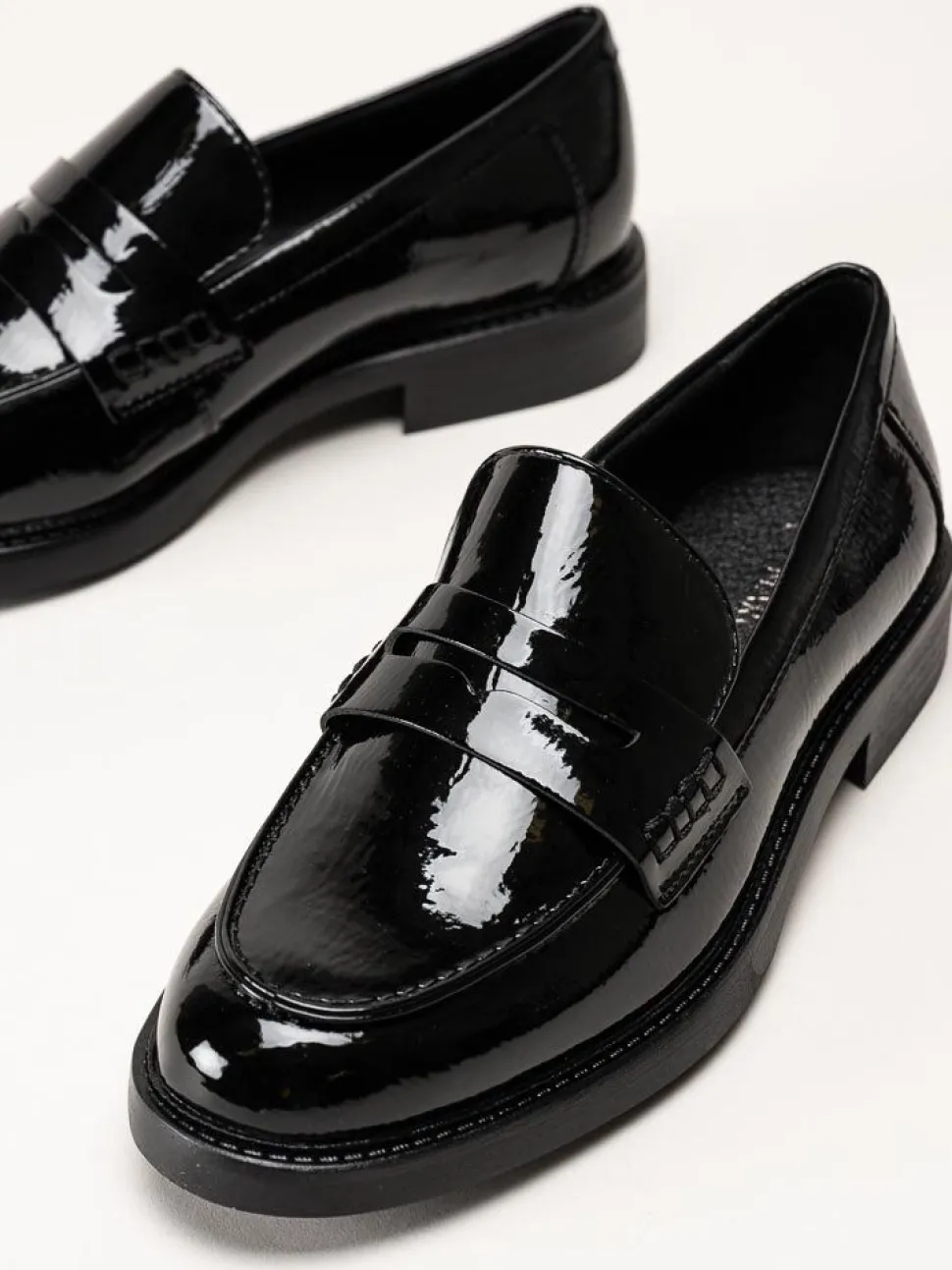 Marco Tozzi - Svarta loafers i syntetlack