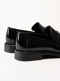 Marco Tozzi - Svarta loafers i syntetlack