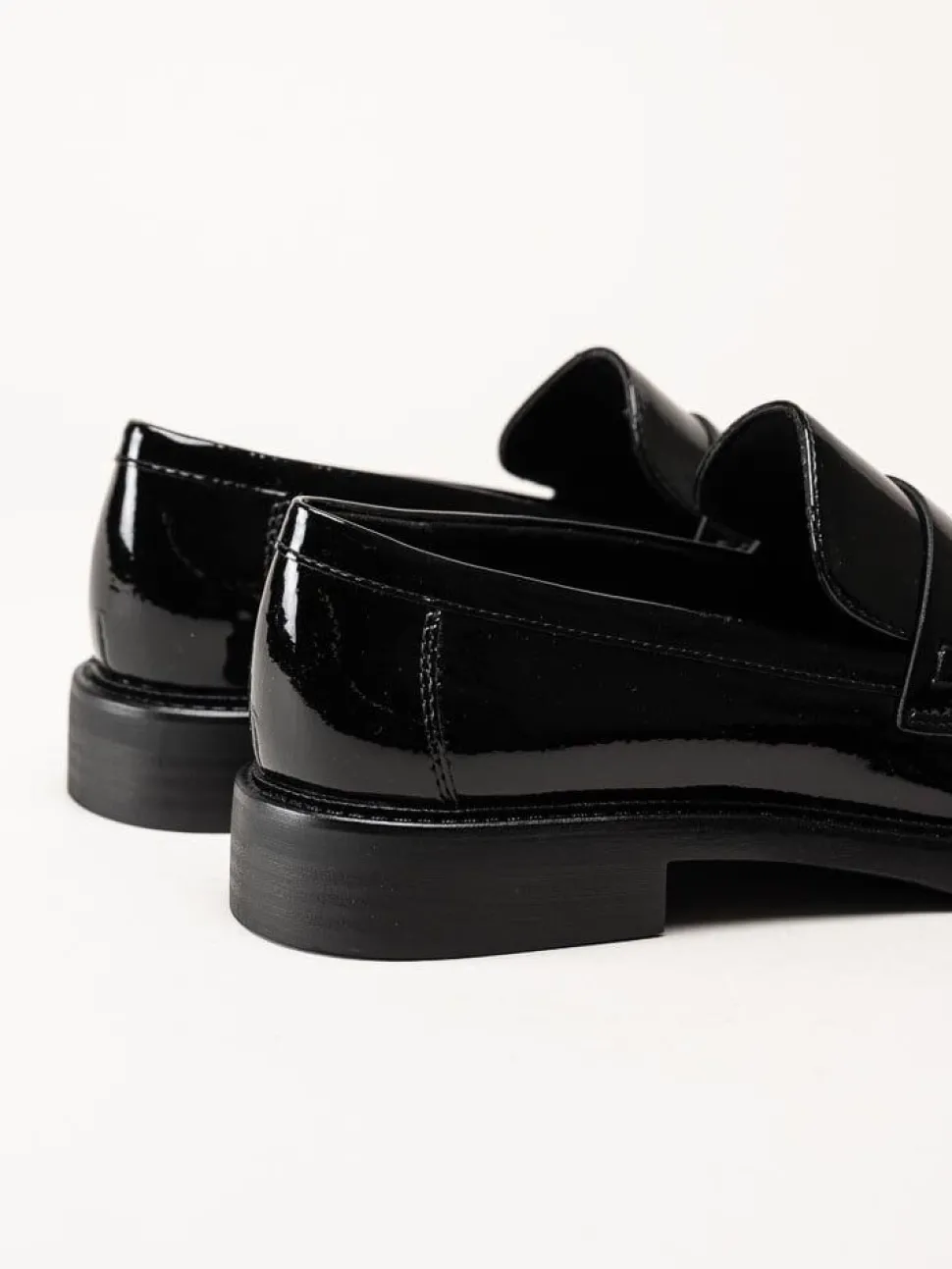 Marco Tozzi - Svarta loafers i syntetlack