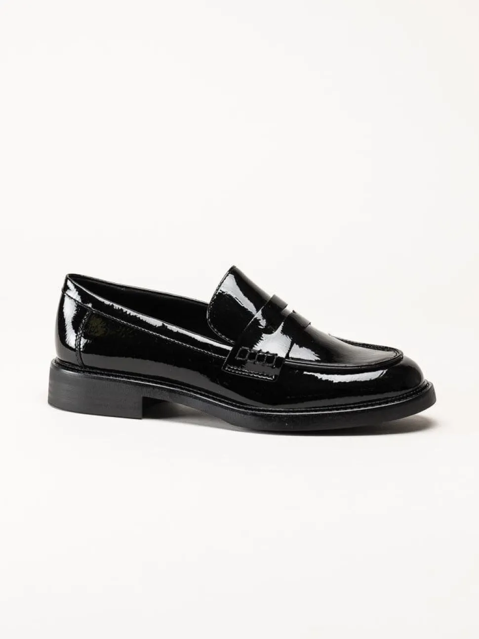 Marco Tozzi - Svarta loafers i syntetlack
