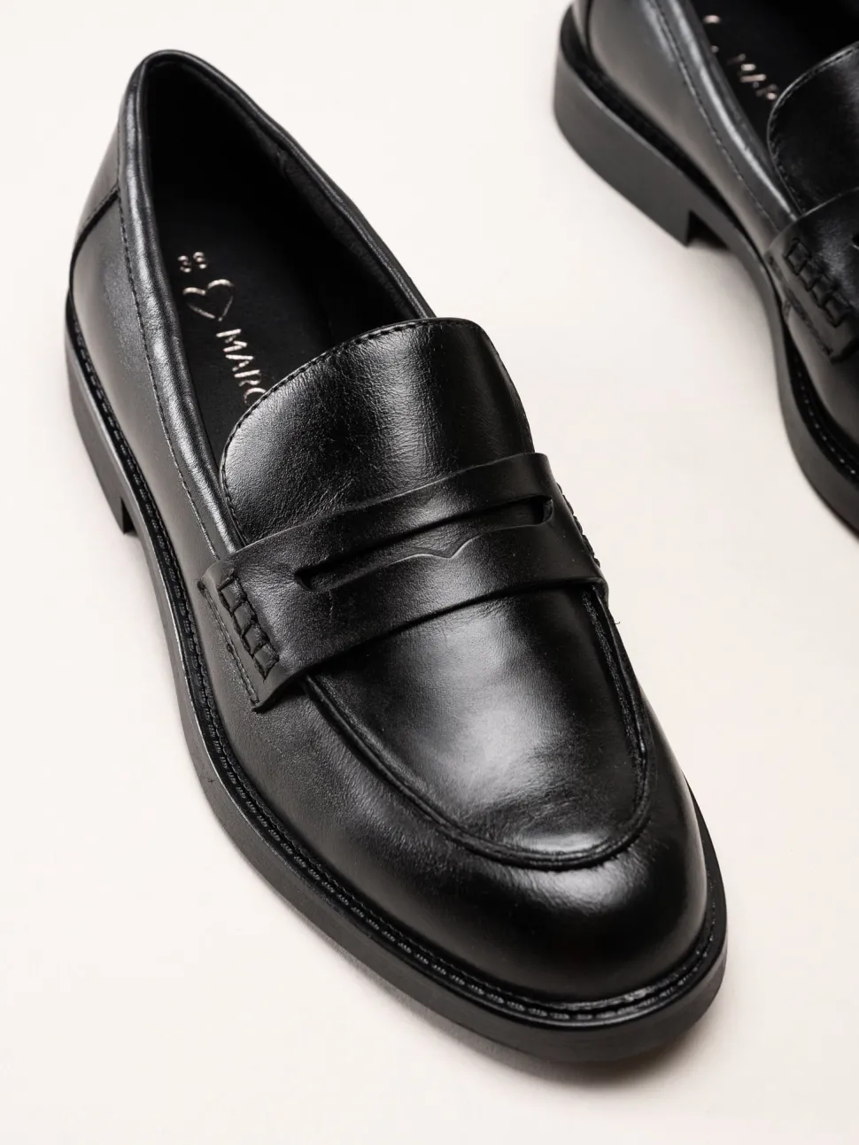 Marco Tozzi - Svarta loafers i skinn