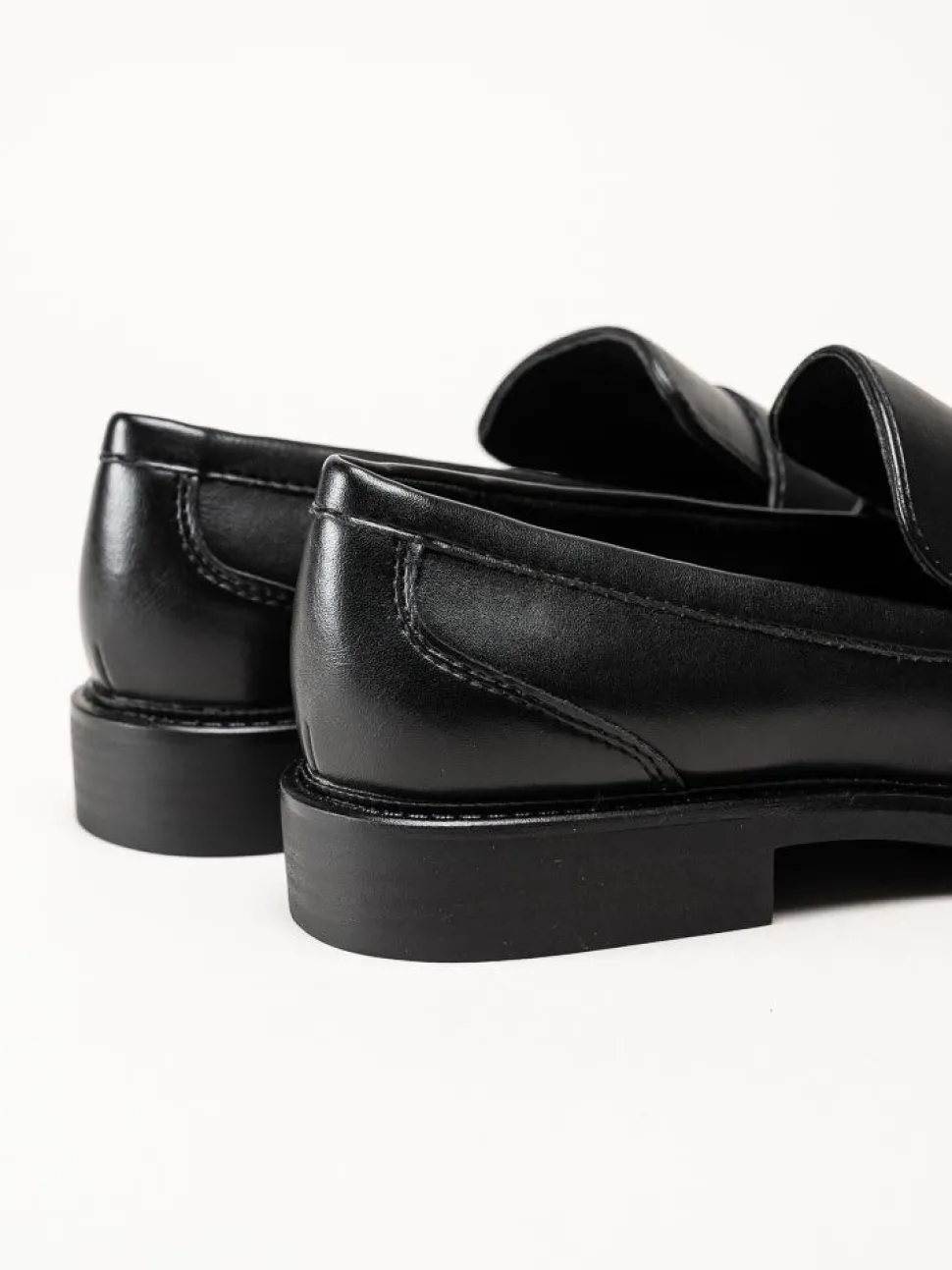 Marco Tozzi - Svarta loafers i skinnimitation