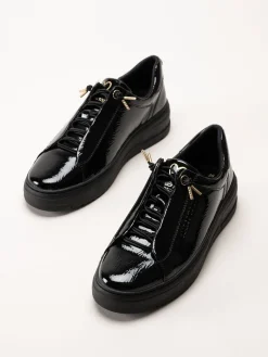 Marco Tozzi - Svarta sneakers i syntetlack med gulddetaljer