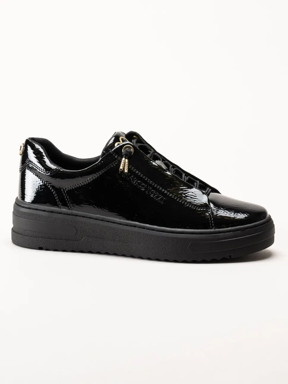 Marco Tozzi - Svarta sneakers i syntetlack med gulddetaljer