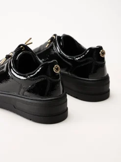 Marco Tozzi - Svarta sneakers i syntetlack med gulddetaljer