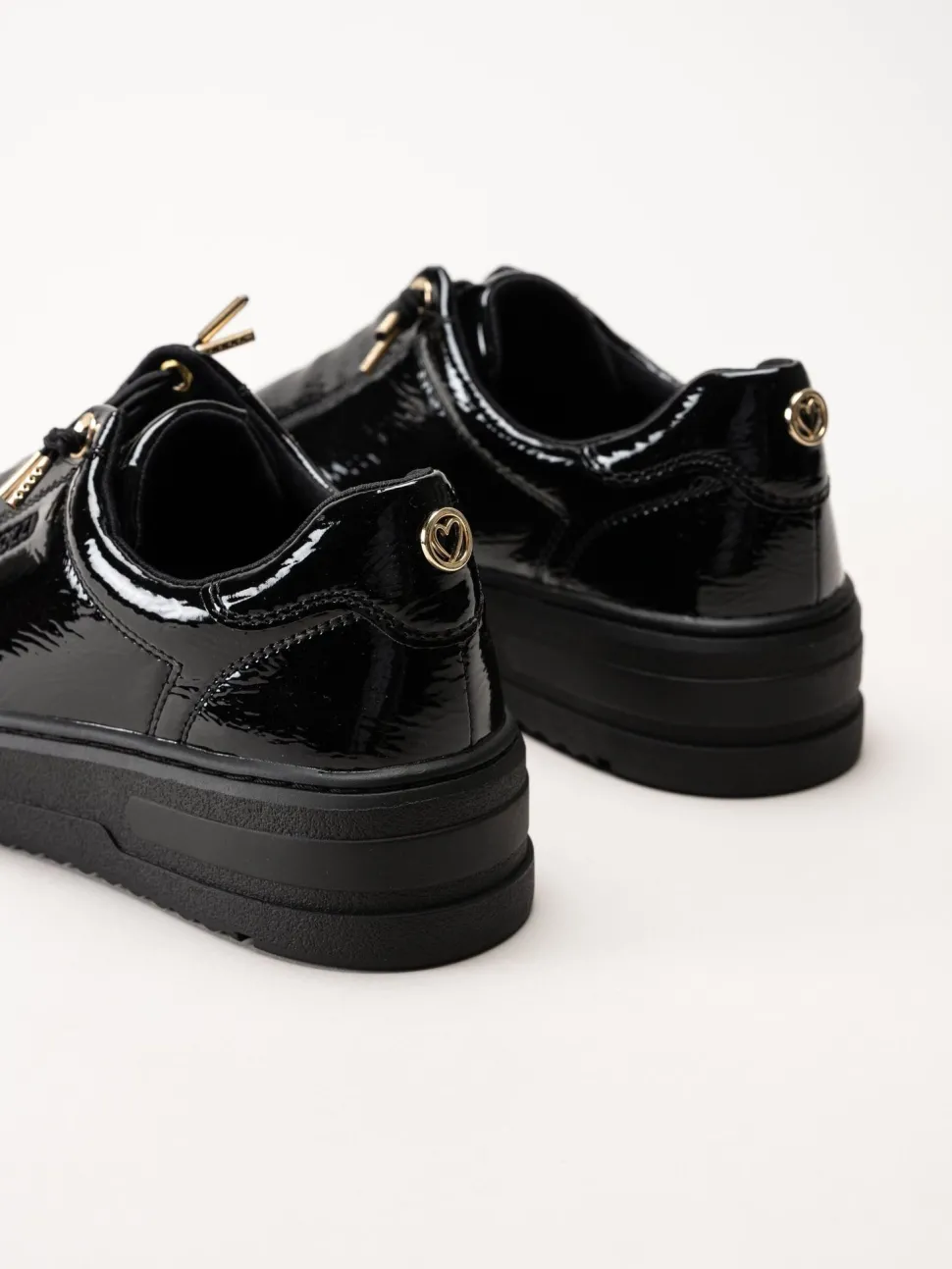Marco Tozzi - Svarta sneakers i syntetlack med gulddetaljer