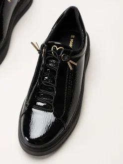 Marco Tozzi - Svarta sneakers i syntetlack med gulddetaljer