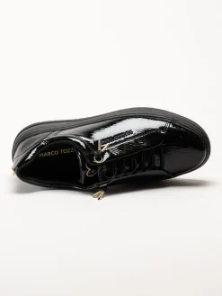 Marco Tozzi - Svarta sneakers i syntetlack med gulddetaljer