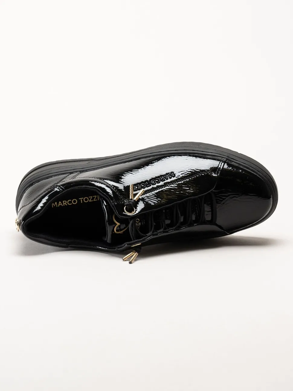 Marco Tozzi - Svarta sneakers i syntetlack med gulddetaljer