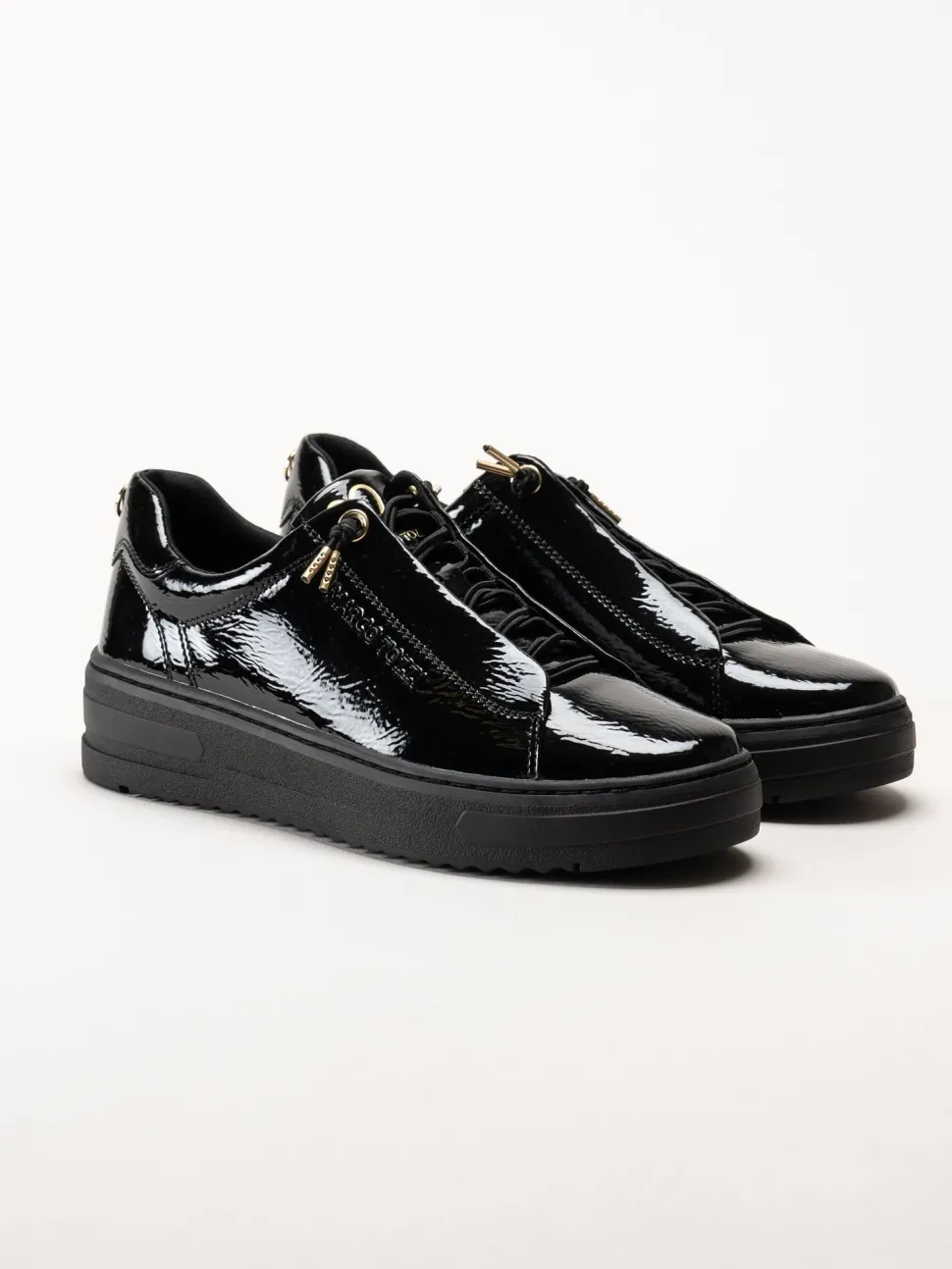 Marco Tozzi - Svarta sneakers i syntetlack med gulddetaljer