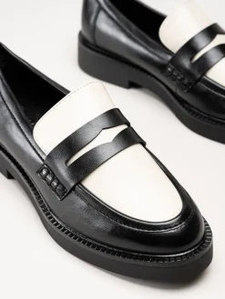 Marco Tozzi - Svartvita pennyloafers i skinnimitaiton