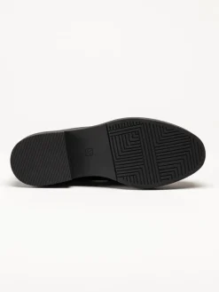 Marco Tozzi - Svartvita pennyloafers i skinnimitaiton