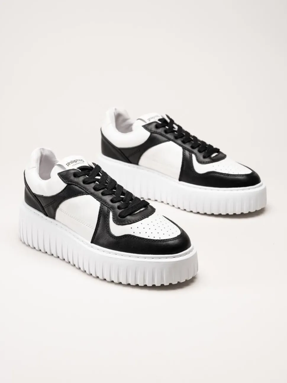 Philip Hog - Nina - Svart-vita platåsneakers i skinn