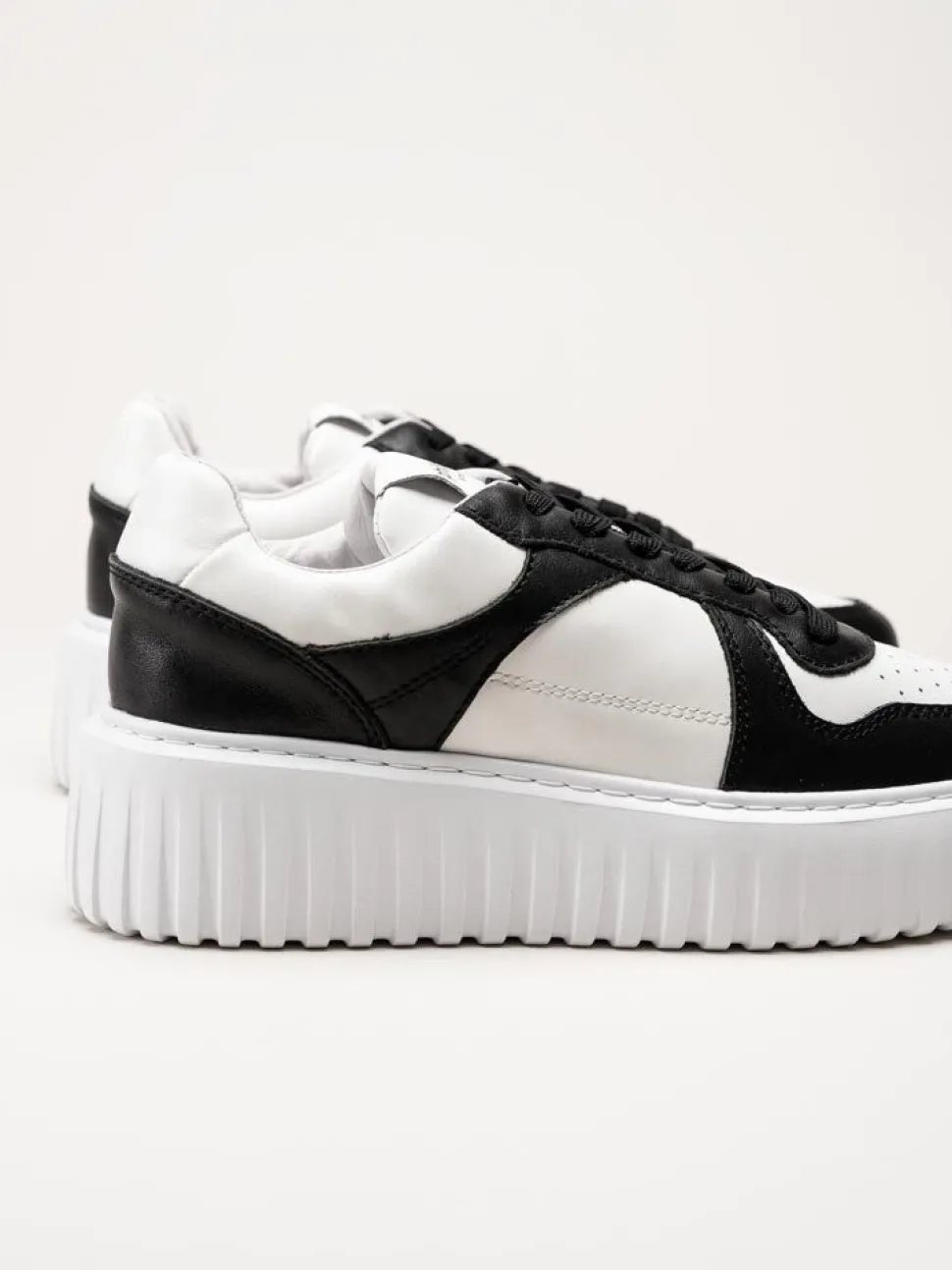 Philip Hog - Nina - Svart-vita platåsneakers i skinn