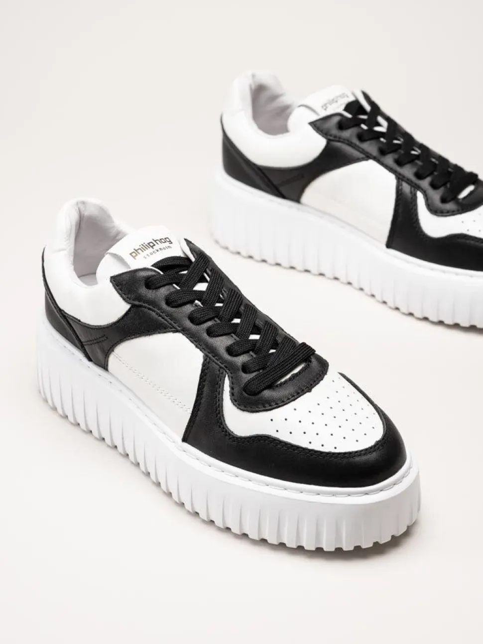 Philip Hog - Nina - Svart-vita platåsneakers i skinn