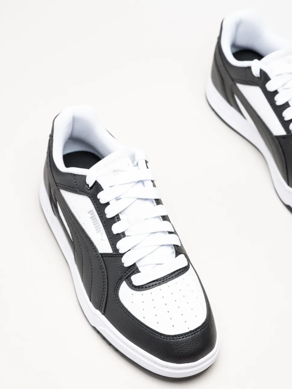 Puma - Caven III - Svartvita sneakers i skinnimitation