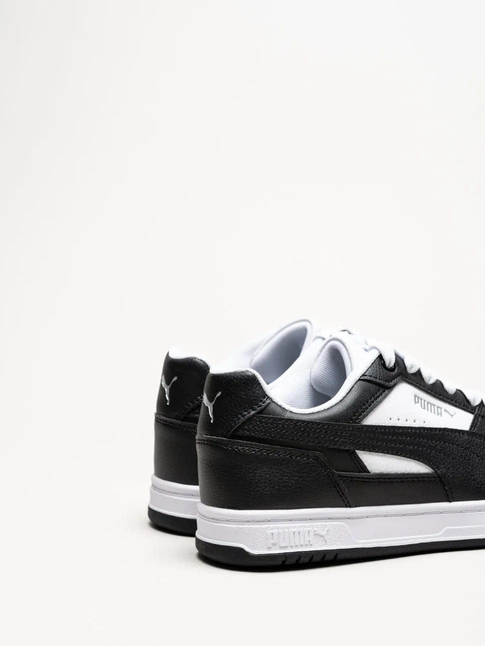 Puma - Caven III - Svartvita sneakers i skinnimitation