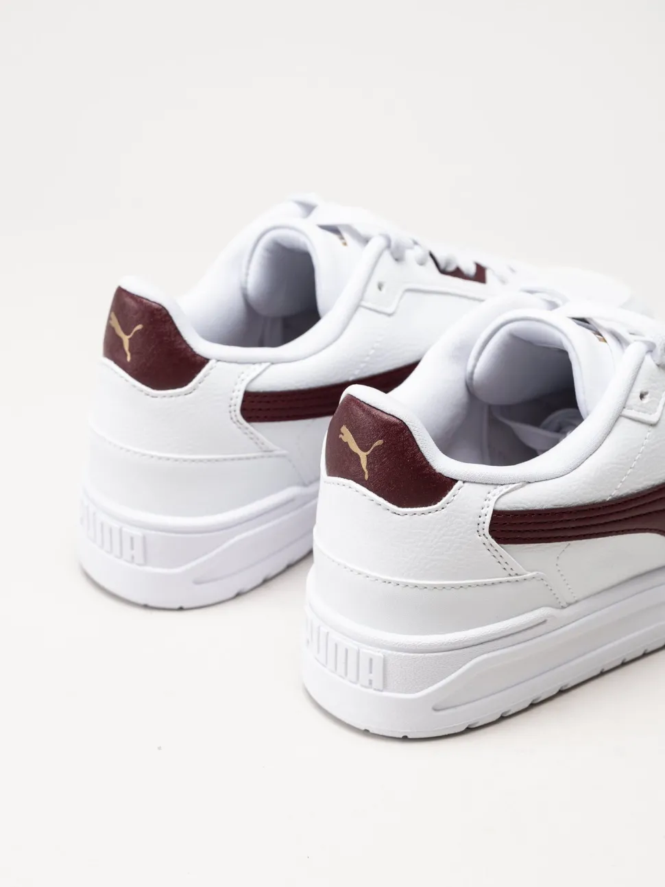 Puma - Shuffle Downtown - Vita sneakers med vinröda partier