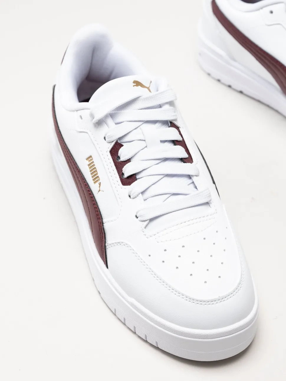 Puma - Shuffle Downtown - Vita sneakers med vinröda partier