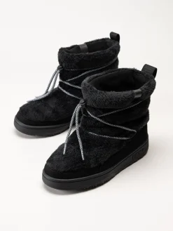 Puma - Snowbae Suede Wns - Svarta boots i fuskpäls
