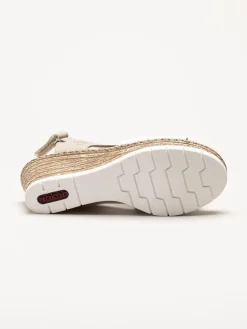 Rieker - Beige och vita kilklackade sandaletter