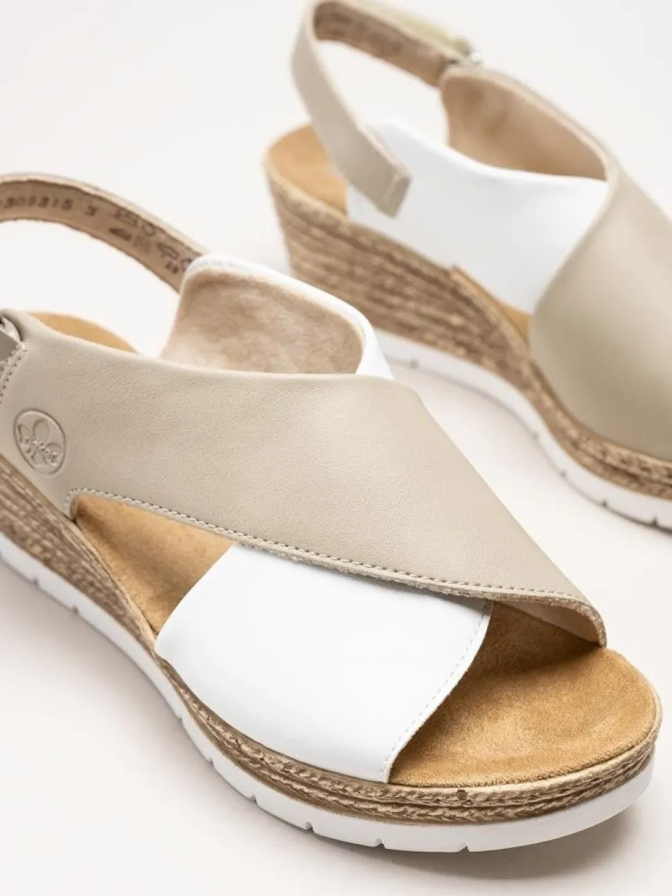 Rieker - Beige och vita kilklackade sandaletter