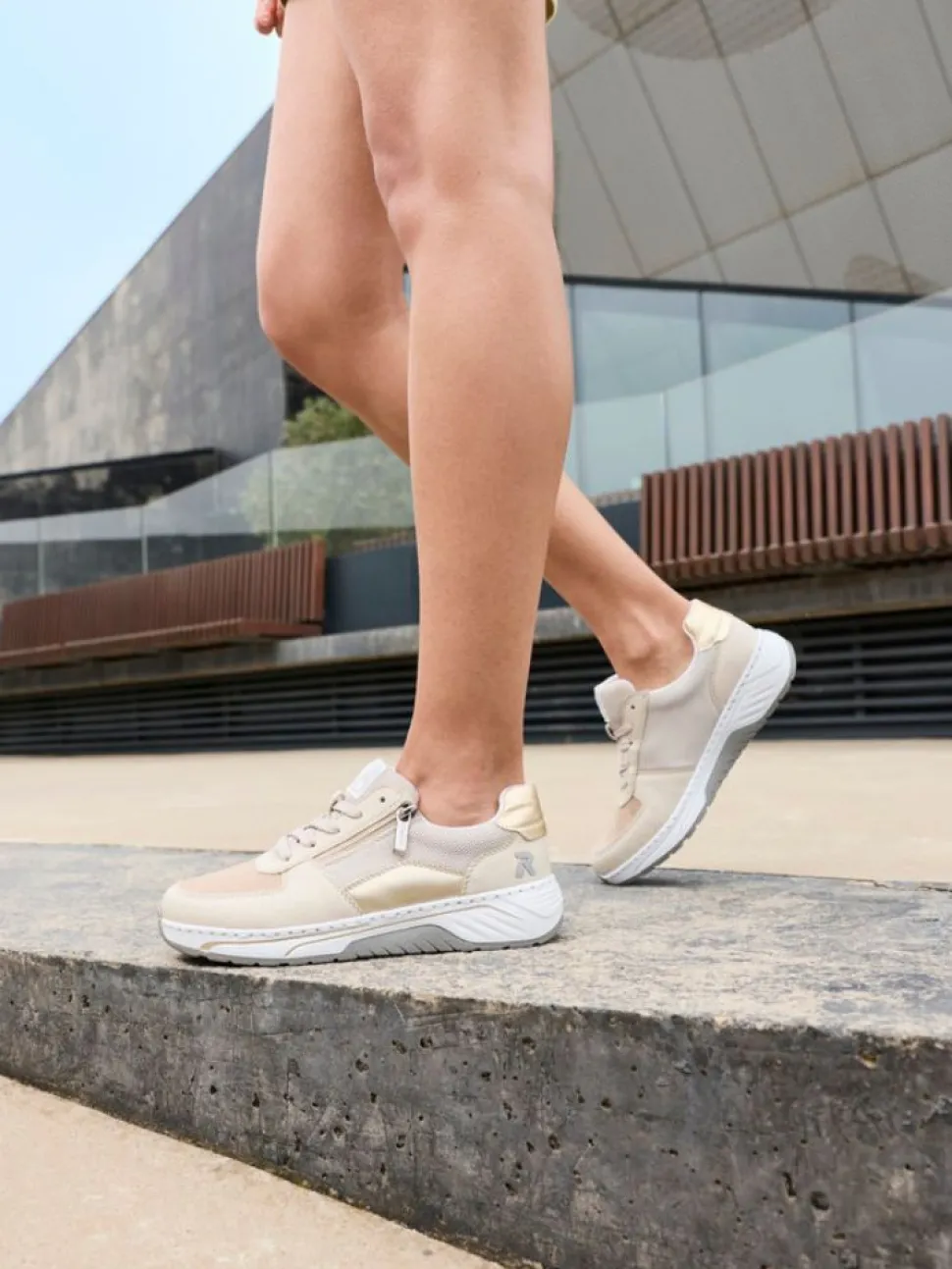 Rieker - Beige sneakers i skinnimitation