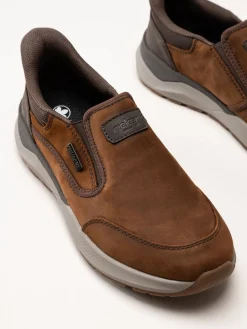 Rieker - Bruna slip on promenadskor i oljad nubuck
